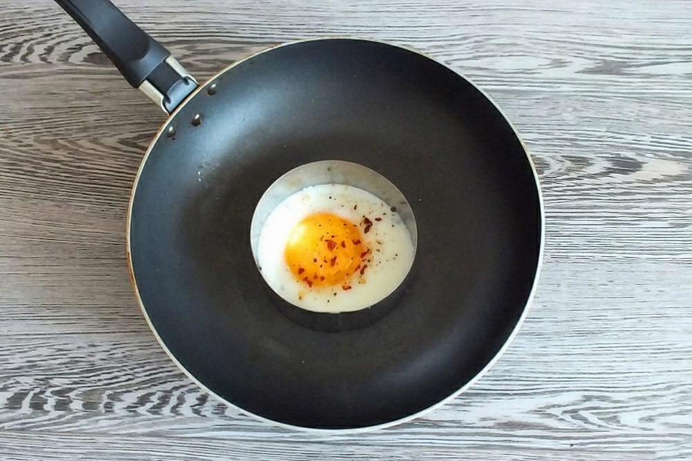 egg on black frying pan