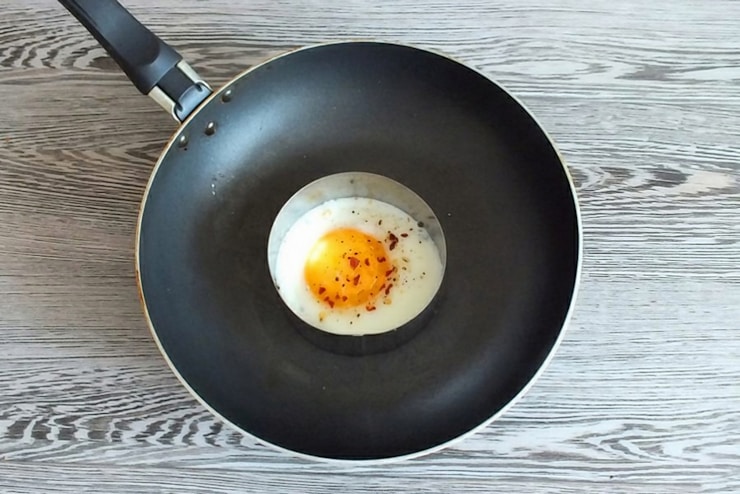 4. Preheat the pan, place the cooking ring and cook the eggs in it. Season with salt, pepper and spices to taste.