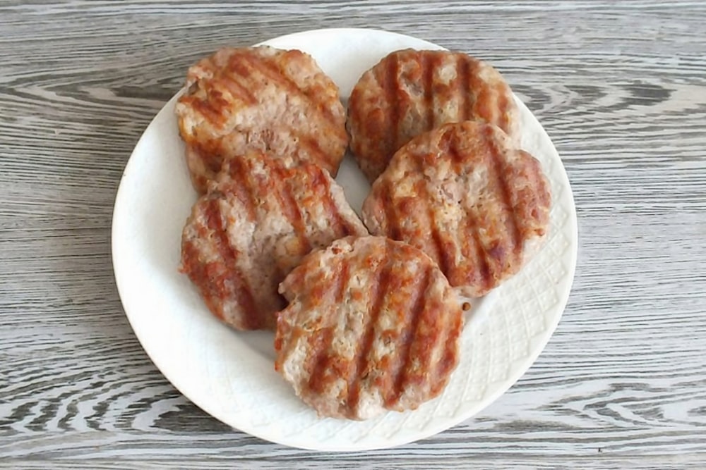 aliments frits sur assiette en céramique blanche