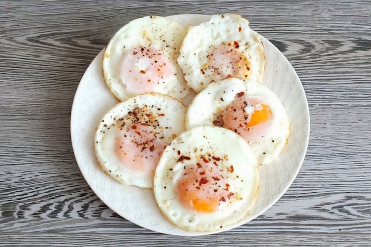 5. Place the fried eggs on a plate and set aside.
