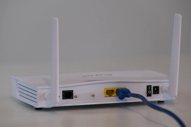 Router WiFi sobre una mesa para calcular consumo eléctrico