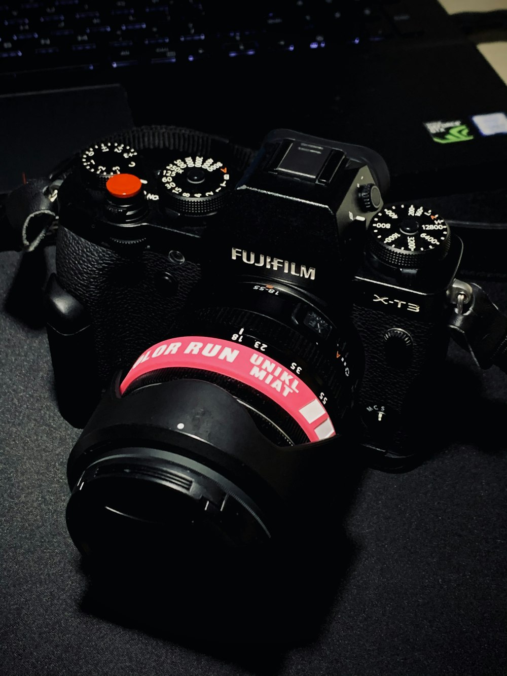 Fotocamera reflex digitale Nikon nera su tessuto grigio