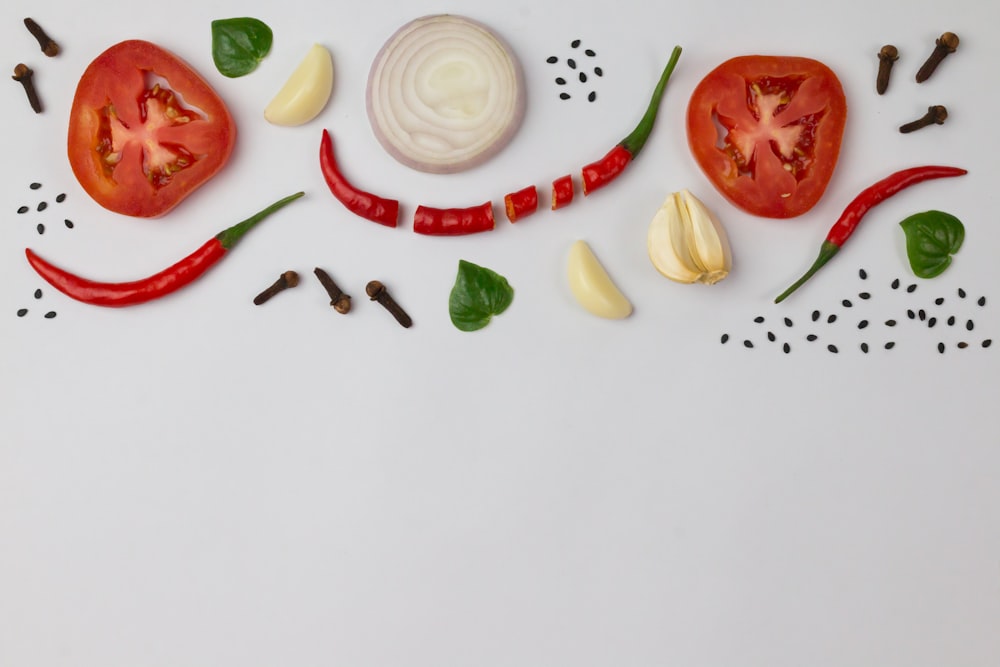 Tomate tranchée et citron tranché sur assiette en céramique blanche