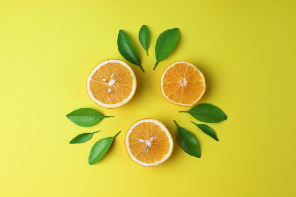 fruits orange tranchés sur une surface jaune