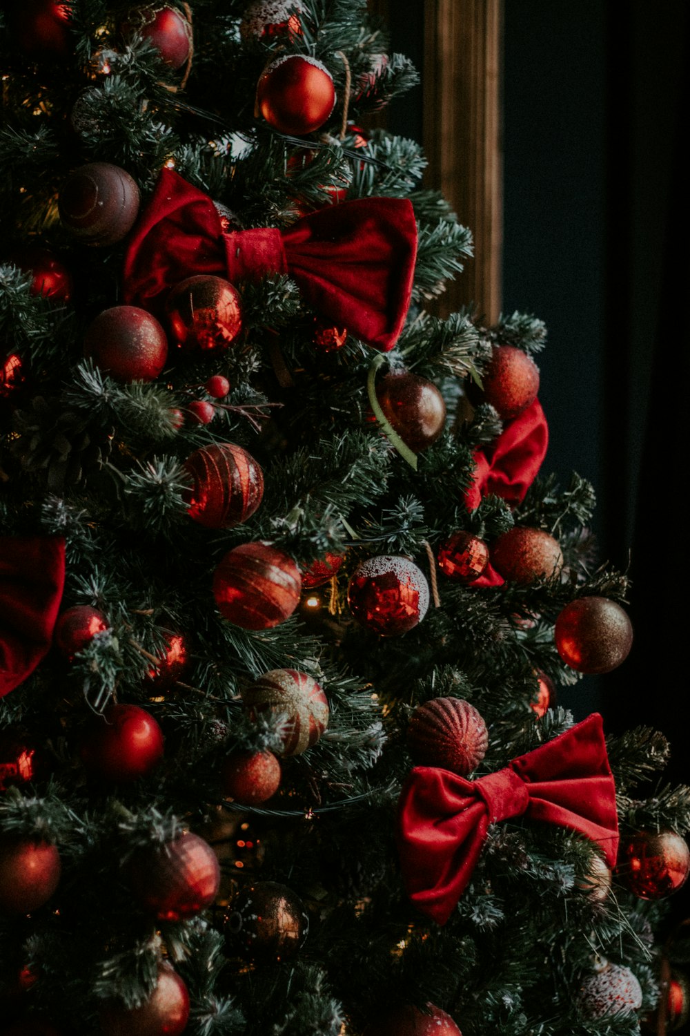 árbol de navidad verde y rojo con adornos