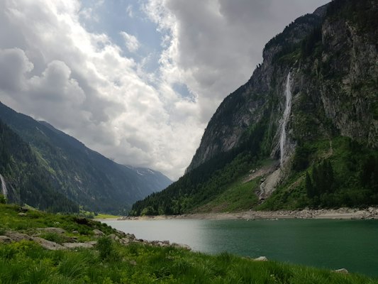Body of water between mountains under cloudy sky during daytime — Mayrhofen, Austria