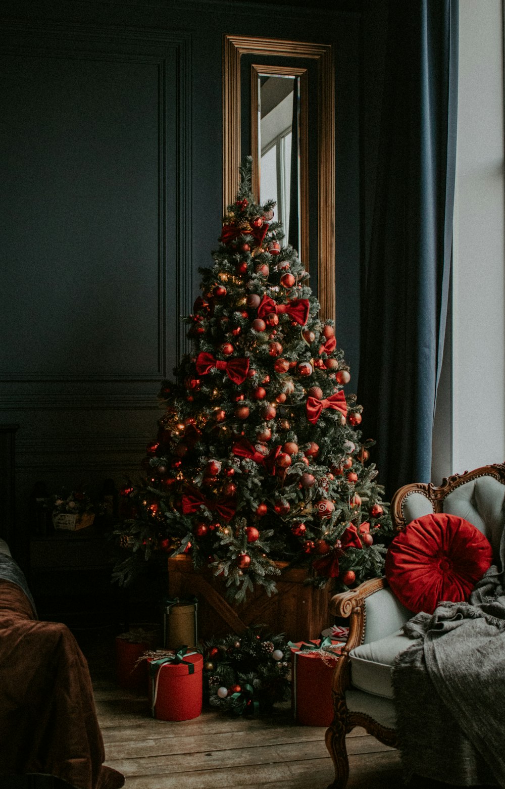 árbol de navidad verde con adornos rojos