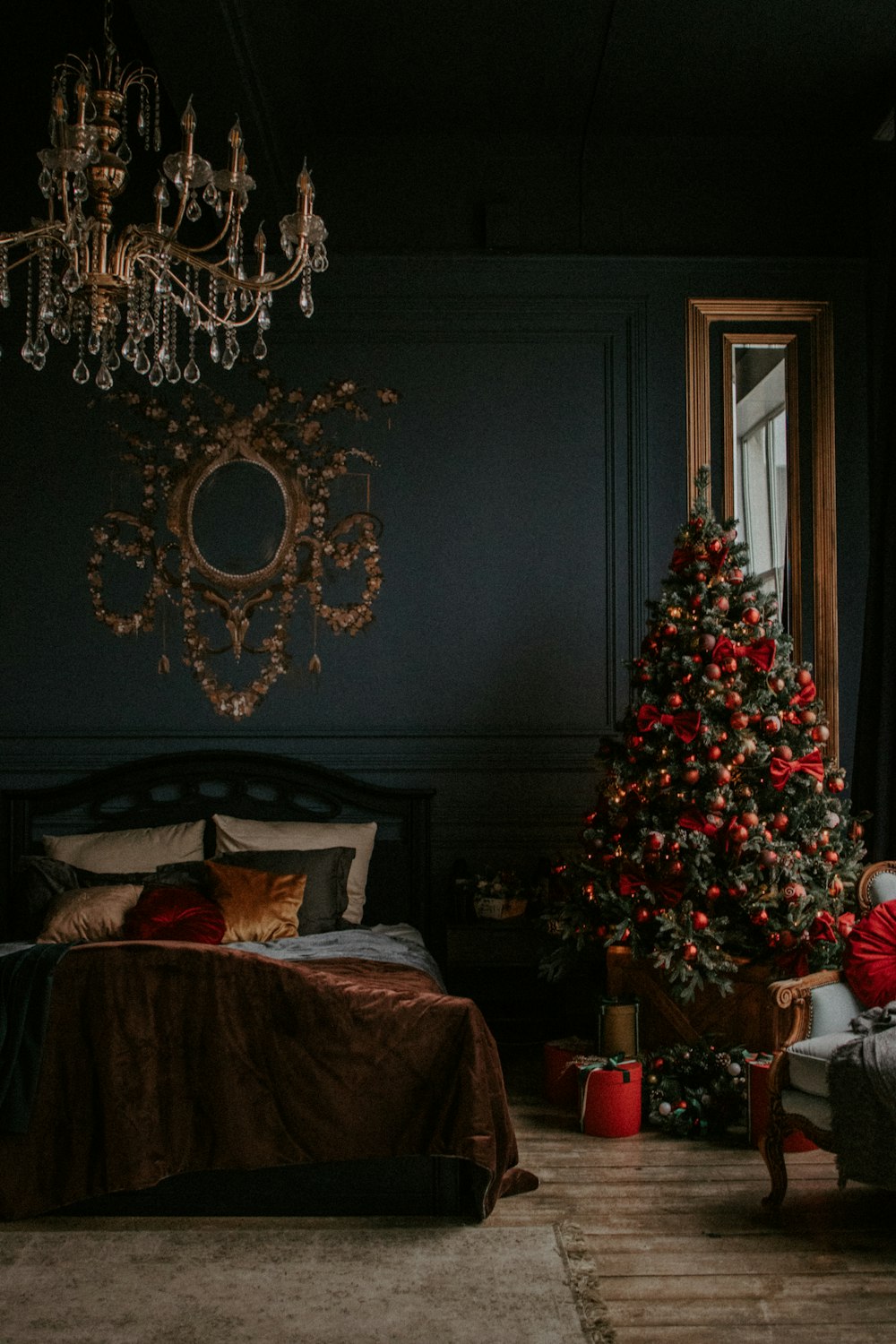 Ropa de cama roja y blanca cerca del árbol de Navidad verde