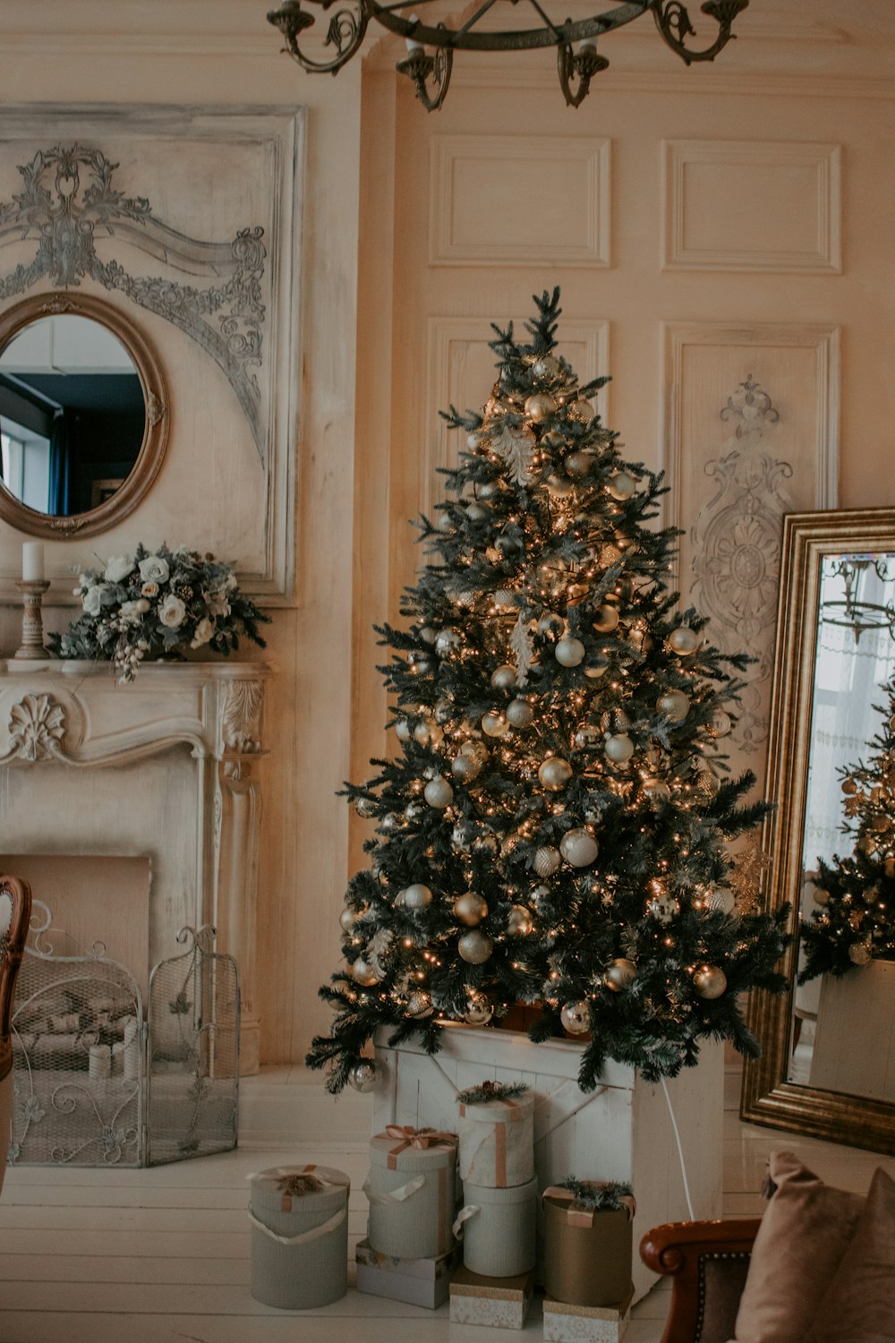 Sapin de Noël vert avec boules de Noël dorées