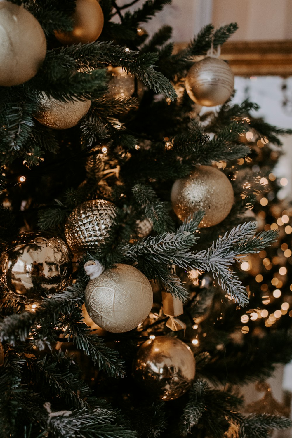 Boules de Noël en argent sur sapin de Noël