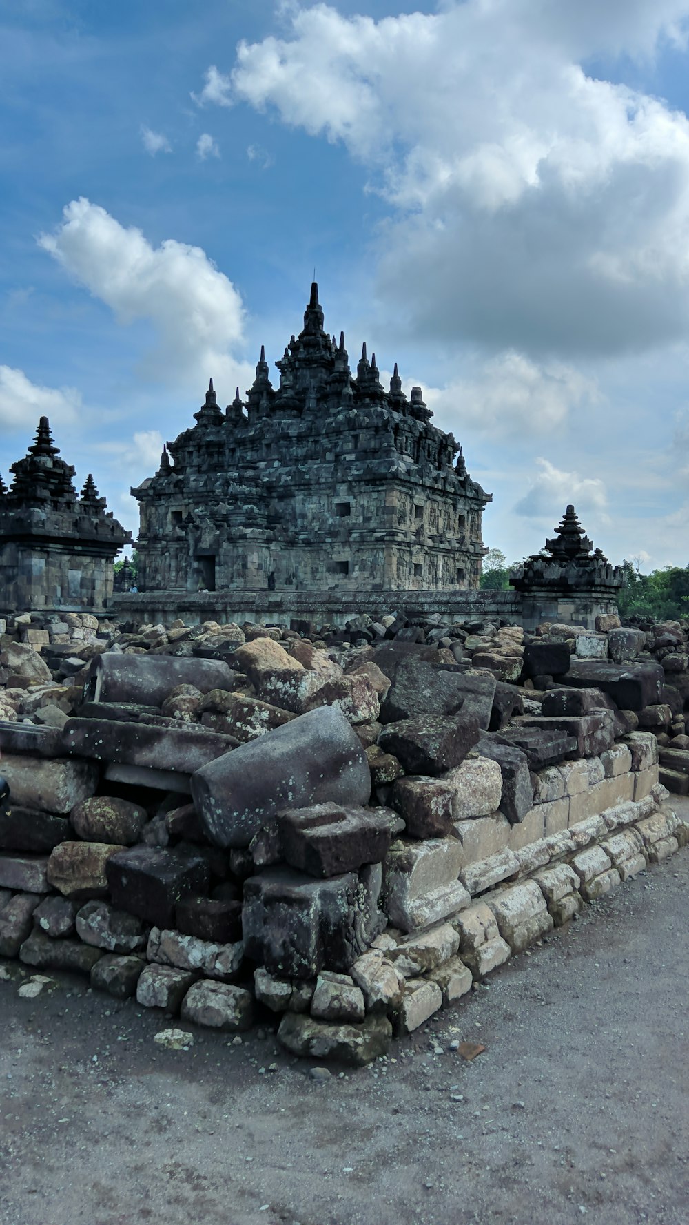 Temple en béton gris sous des nuages blancs pendant la journée