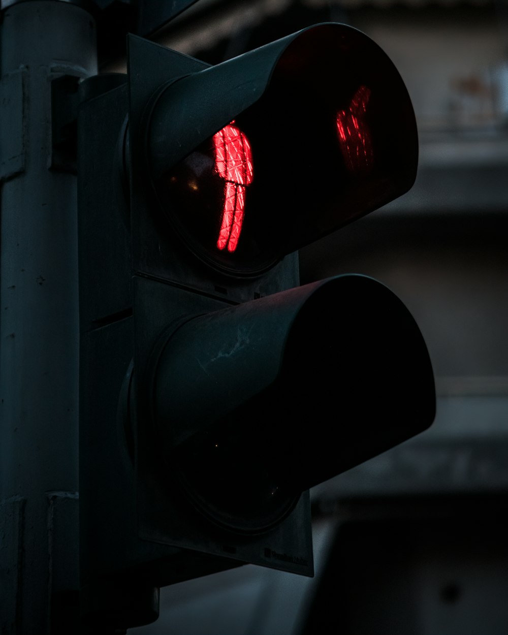 black traffic light turned on during daytime