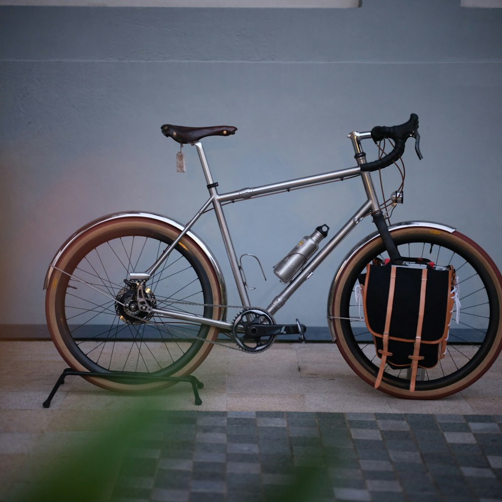 schwarz-silbernes Stadtfahrrad