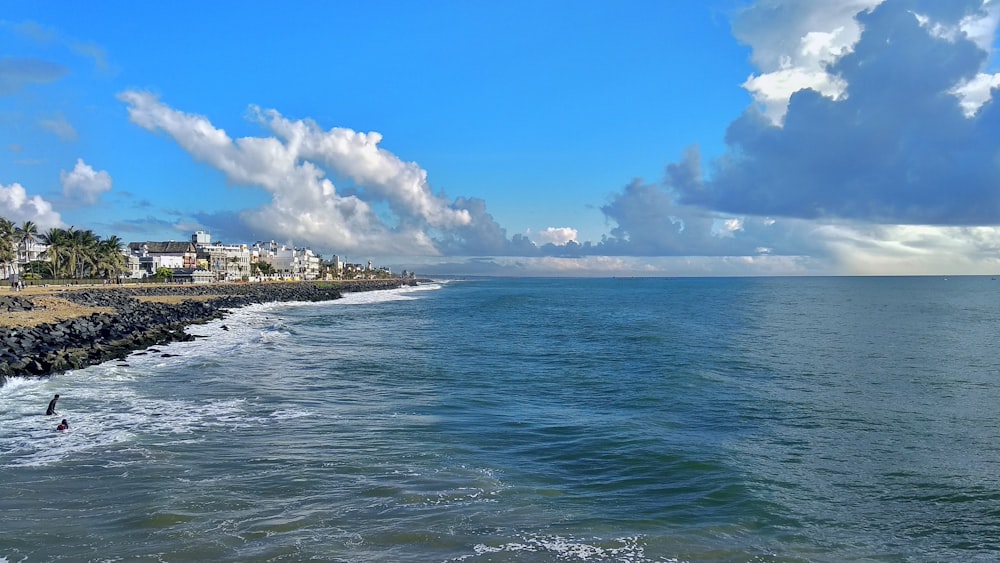 Mar azul bajo el cielo azul durante el día