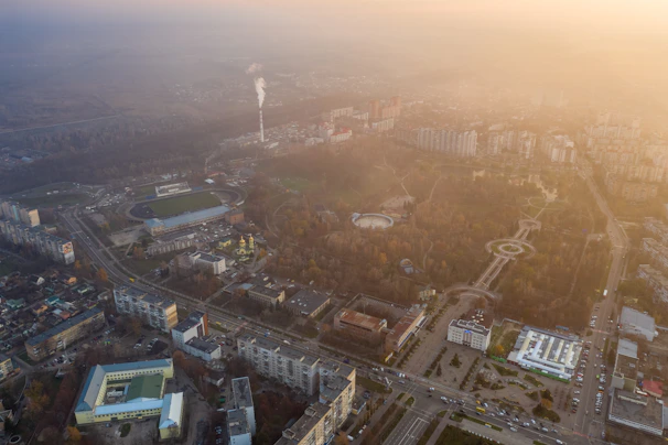 A dynamic 3D simulation of pollutant dispersion patterns over varied terrain and urban areas.