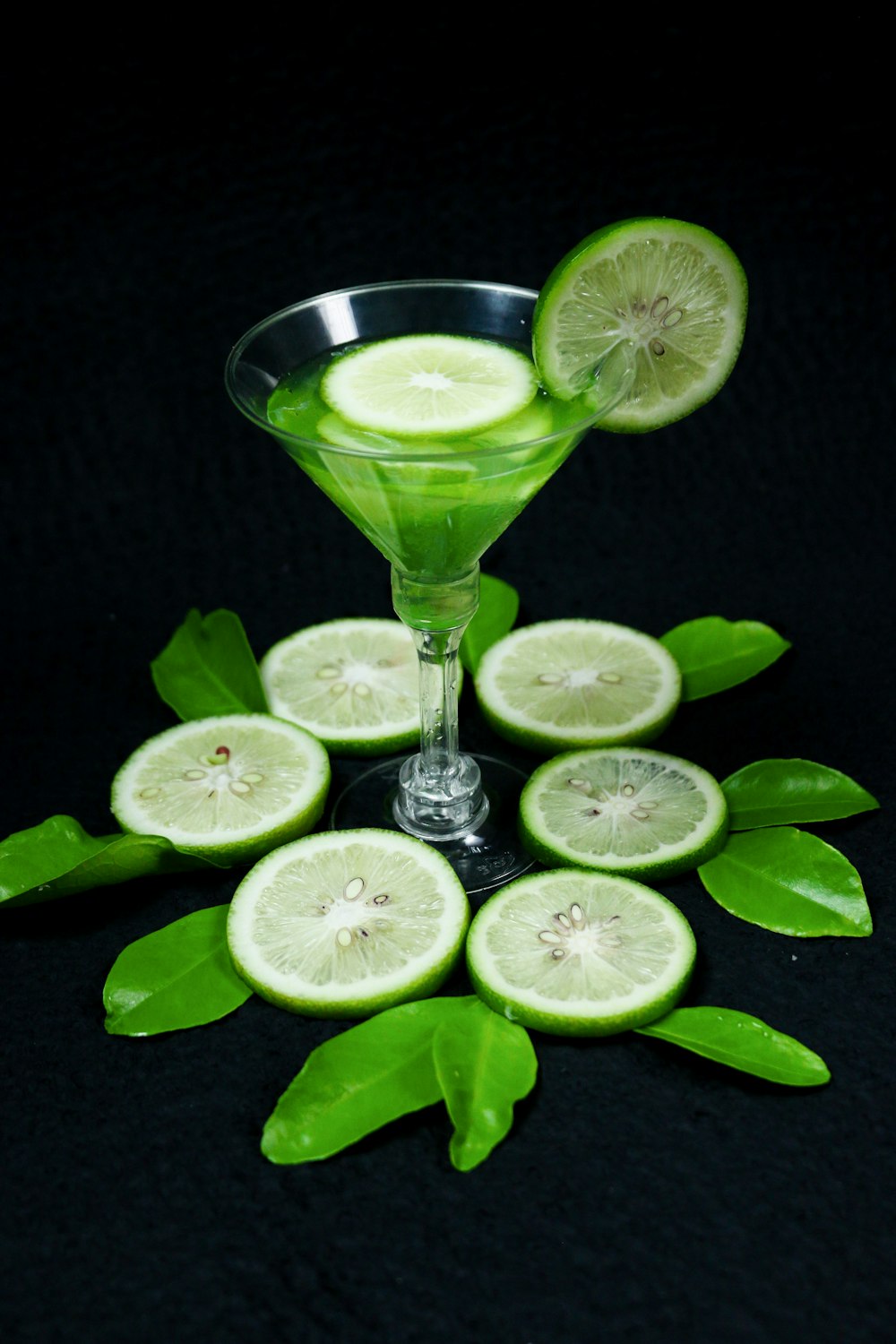 clear cocktail glass with sliced lemon