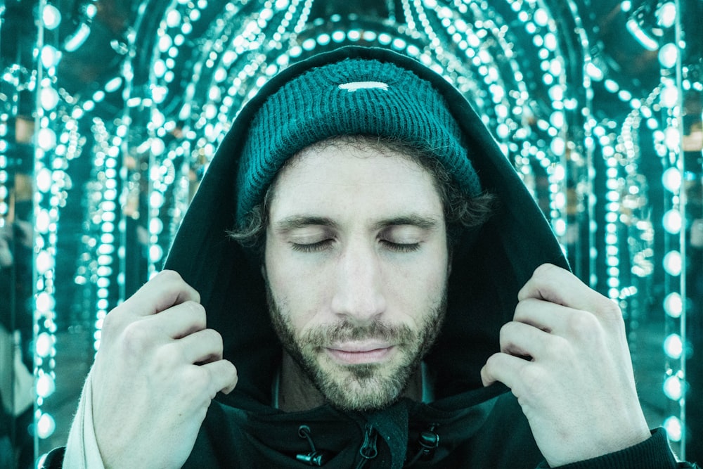 Hombre con gorra de punto verde y chaqueta verde