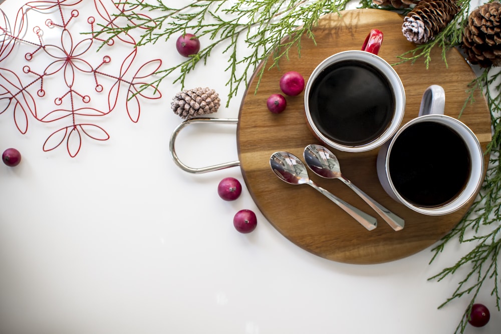 Taza de cerámica blanca sobre bandeja redonda de madera marrón