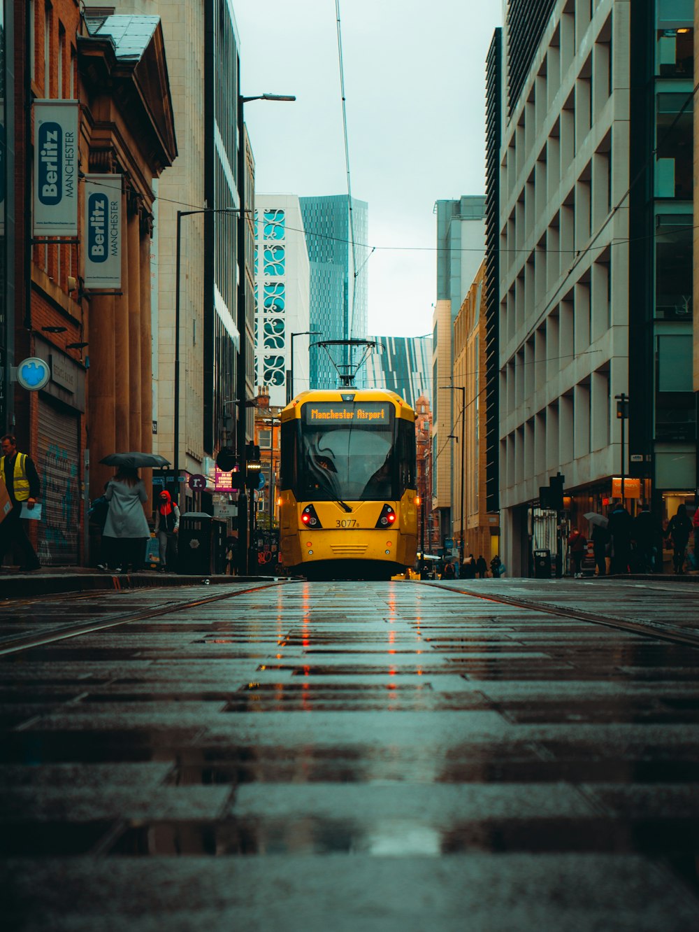 Tagsüber gelber Bus auf der Straße