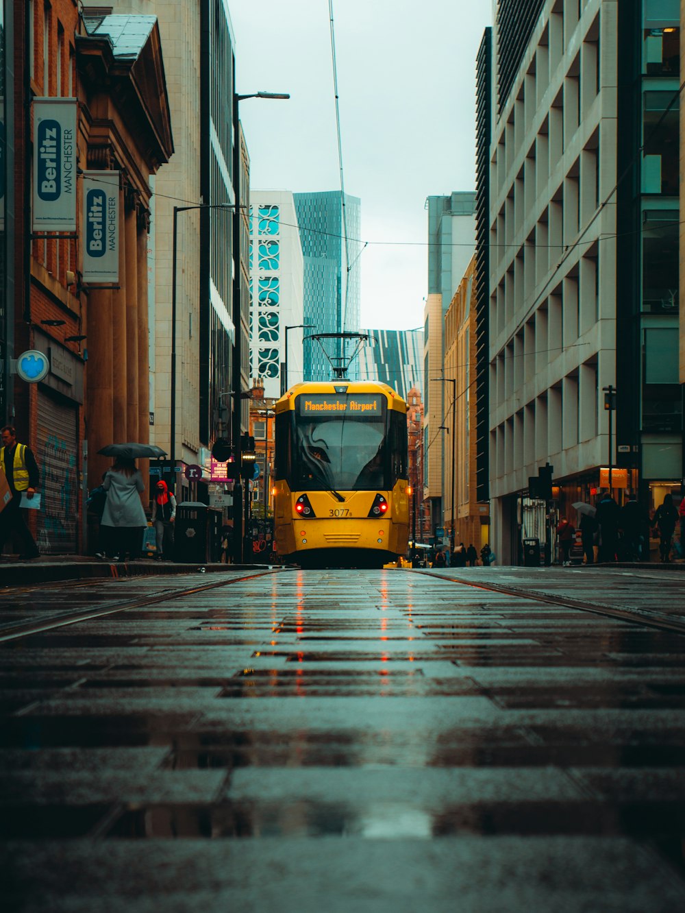 낮 동안 거리에서 노란색 버스
