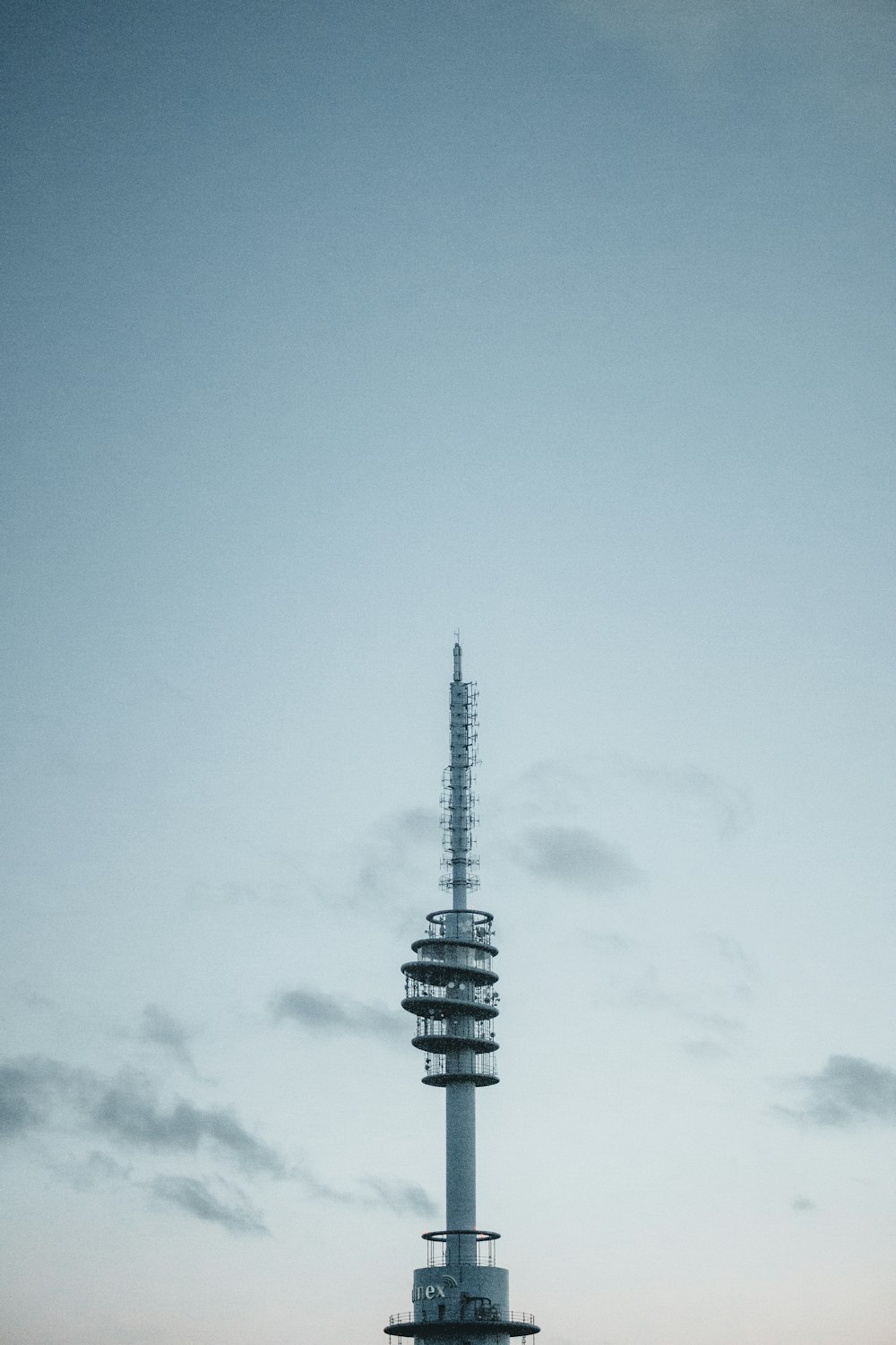 torre gris bajo el cielo gris