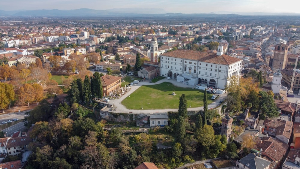 veduta aerea della città durante il giorno