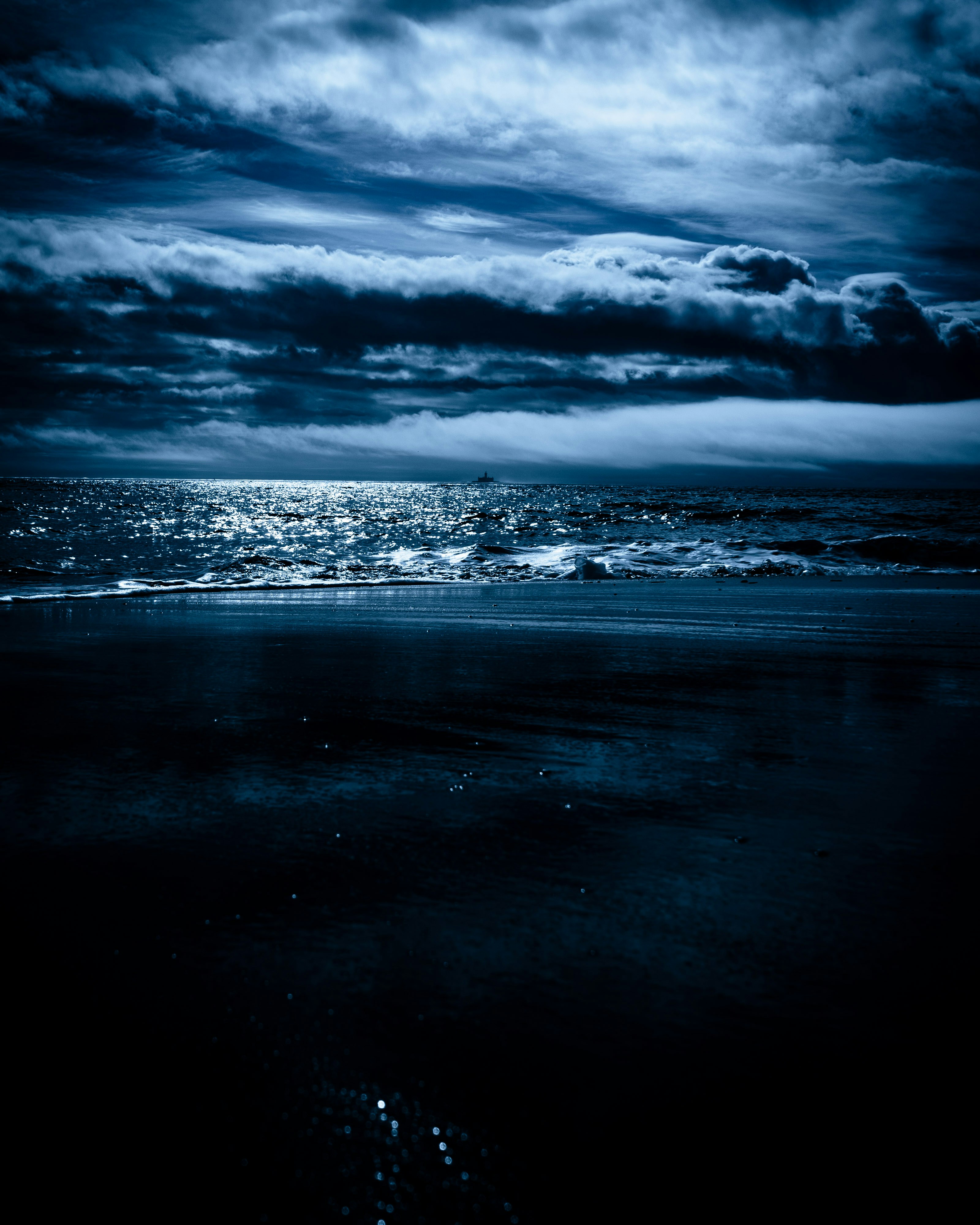 暗い雲の下で海岸に打ち寄せる海の波の写真 Unsplashで見つける青いの無料写真