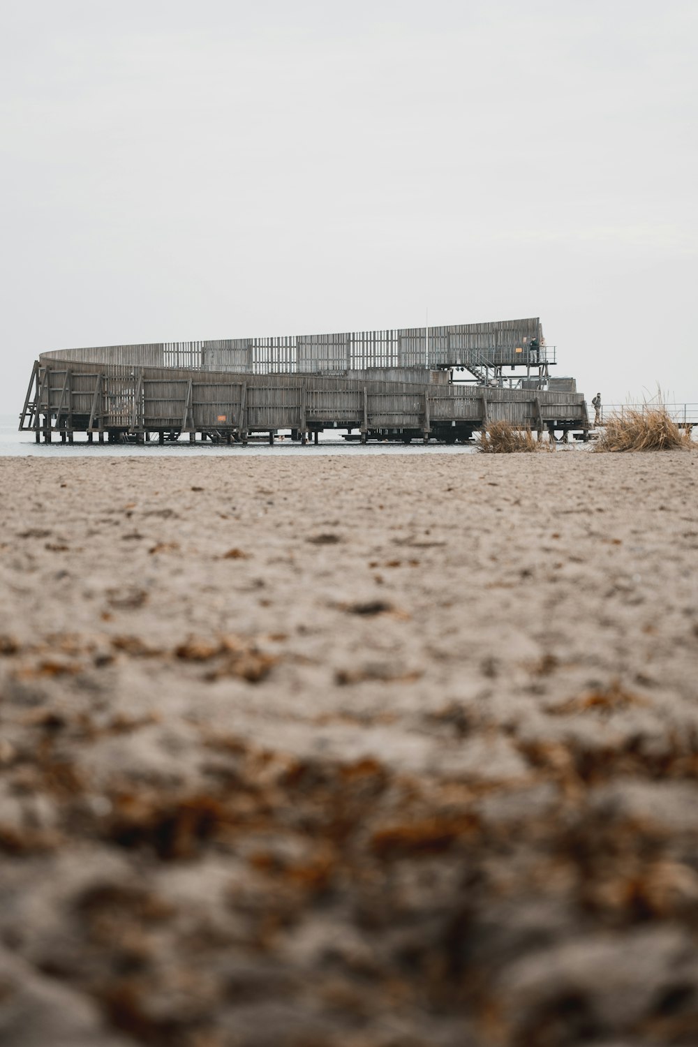 Edificio gris sobre arena marrón durante el día