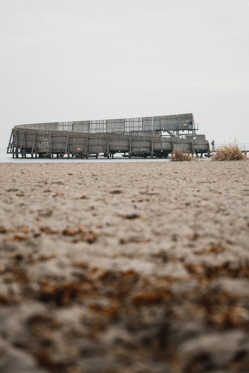 Bâtiment gris sur sable brun pendant la journée