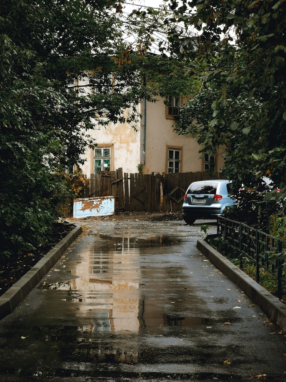 Auto parcheggiate accanto all'edificio in cemento marrone durante il giorno