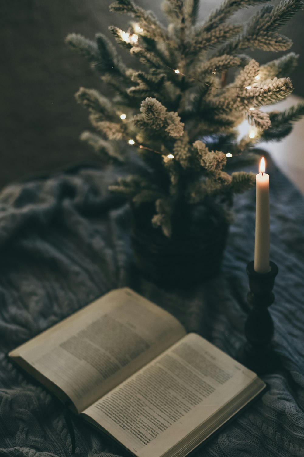 Página de libro blanco con vela encendida