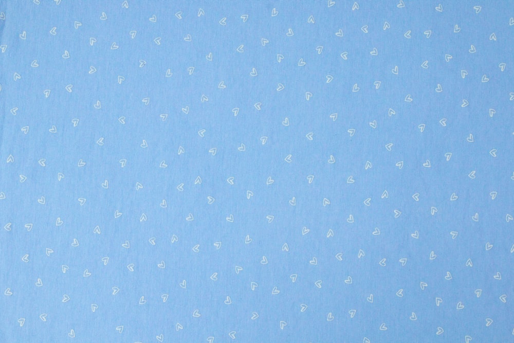 파란색과 흰색 물방울 무늬 직물