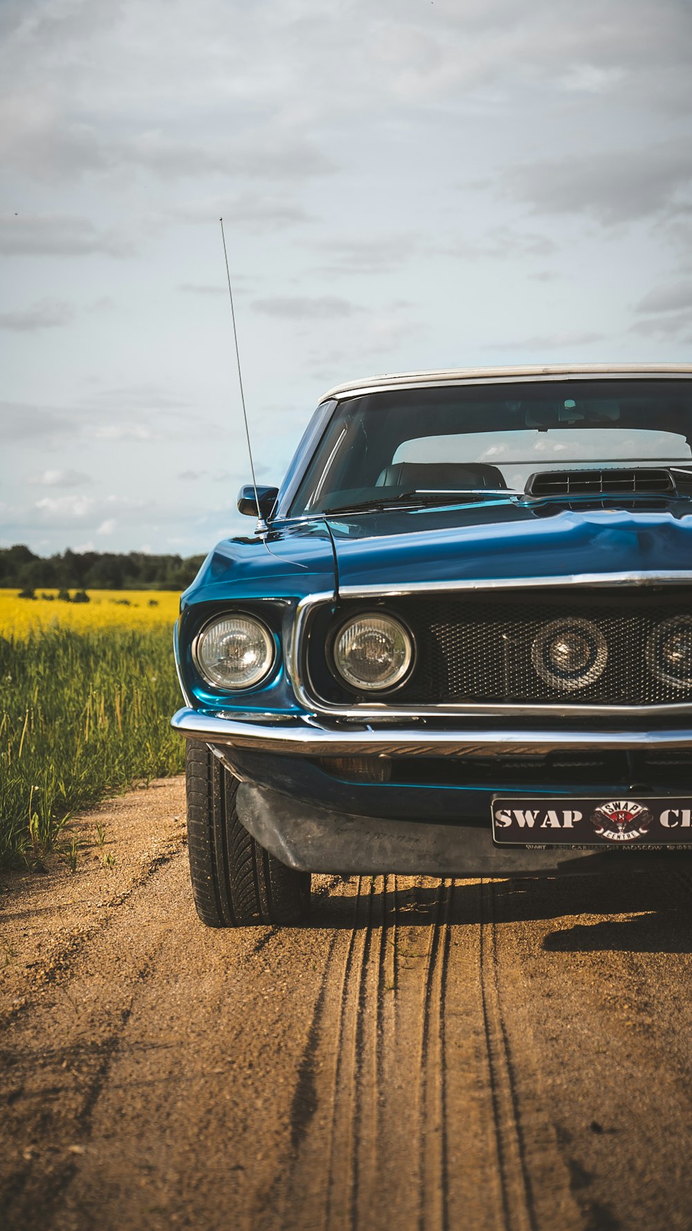 Blauer Chevrolet Camaro tagsüber unterwegs