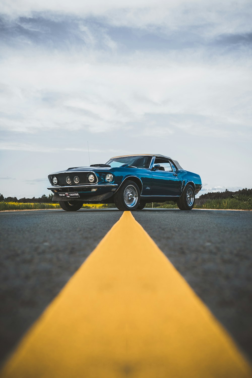 Chevrolet Camaro blu su strada durante il giorno