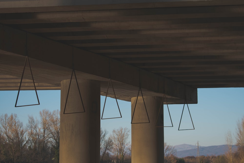 ponte de concreto marrom durante o dia