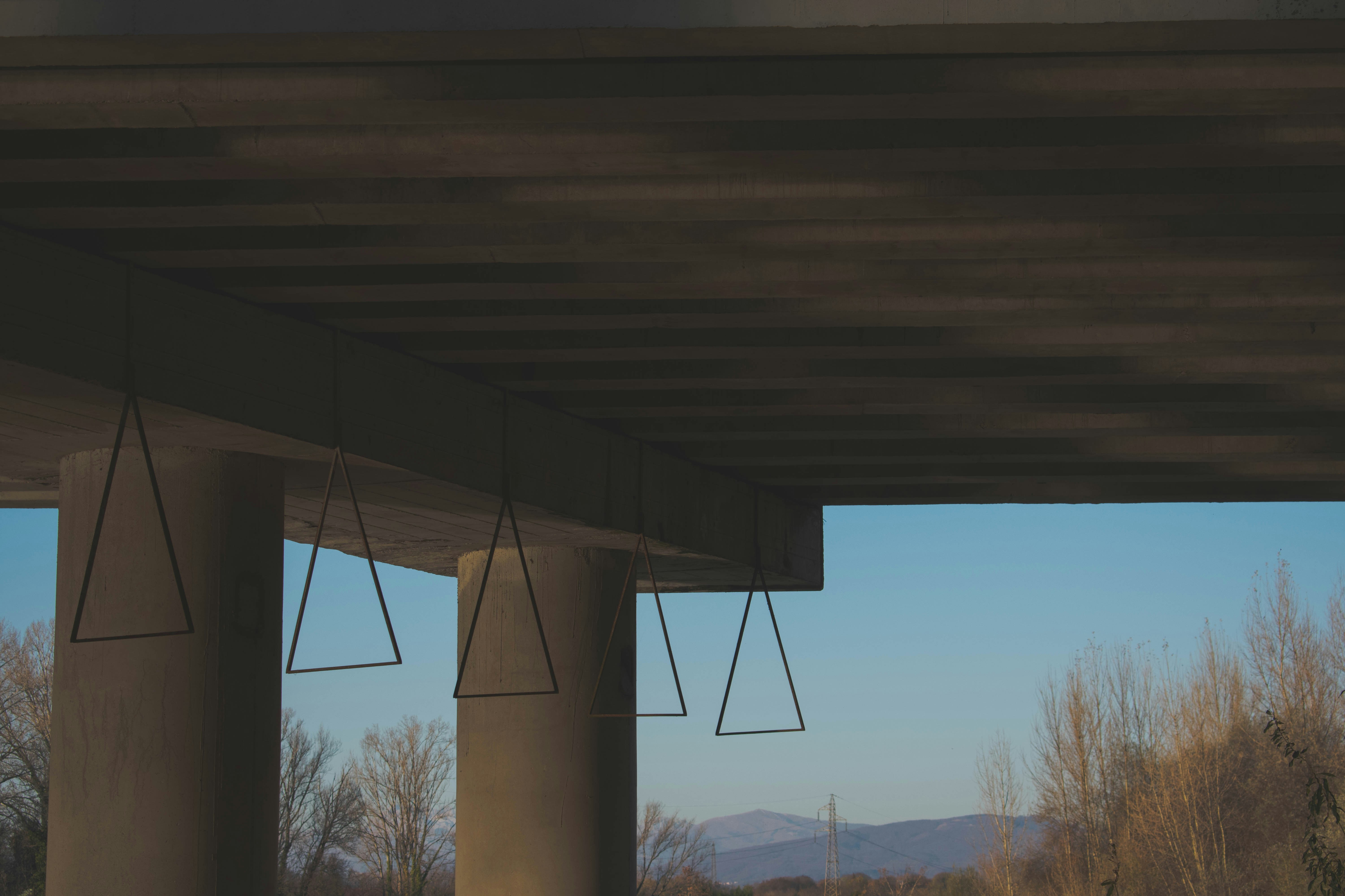 Toit en bois brun sous ciel bleu pendant la journée