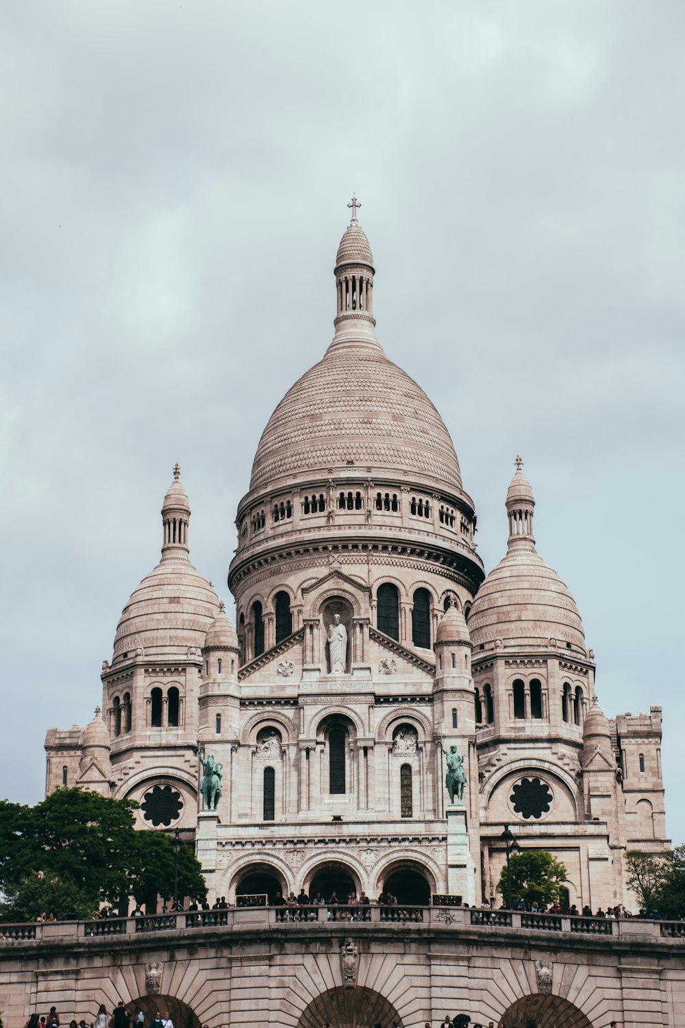 bâtiment en béton brun sous des nuages blancs pendant la journée