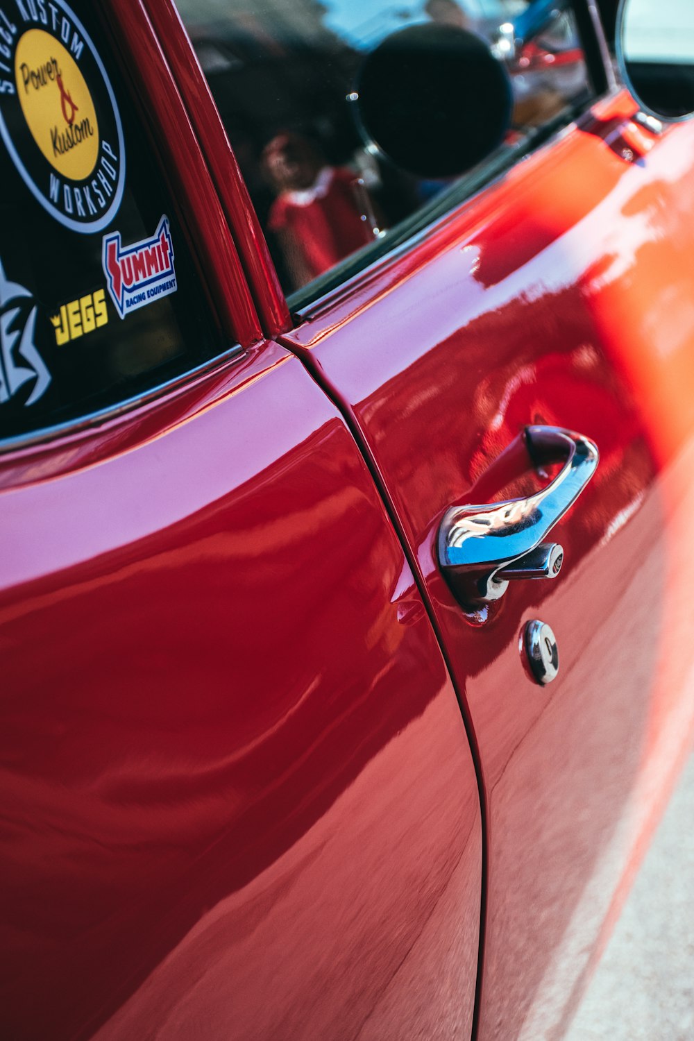 Coche rojo con matrícula amarilla y negra