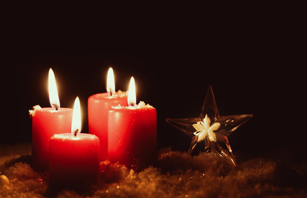Eine Gruppe roter Kerzen sitzt neben einem Stern