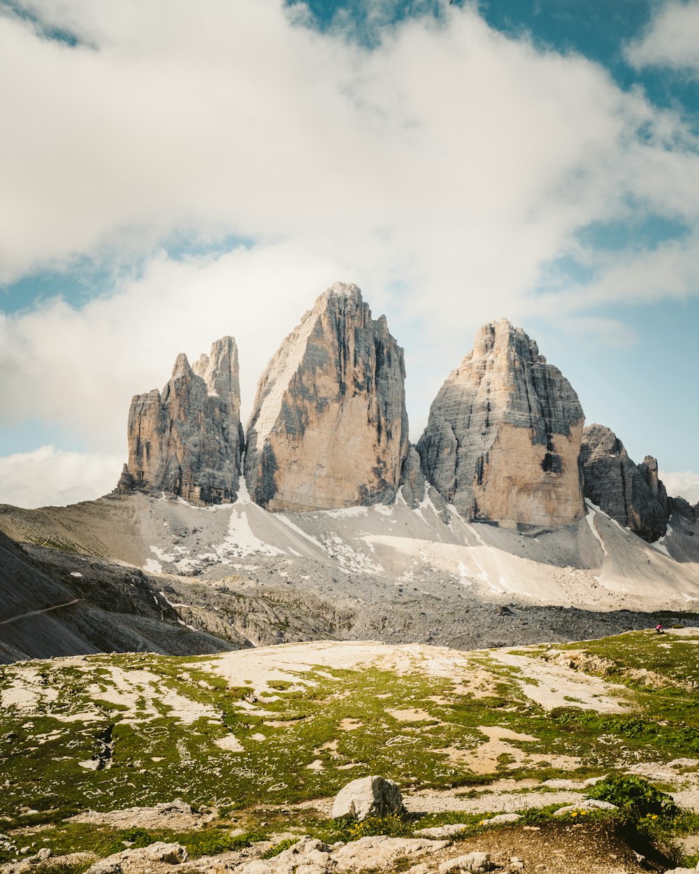 grauer felsiger Berg tagsüber unter weißen Wolken