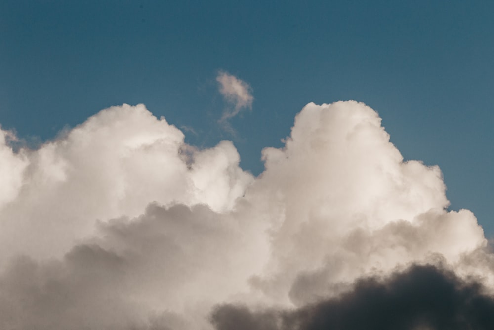 nuages blancs et ciel bleu pendant la journée