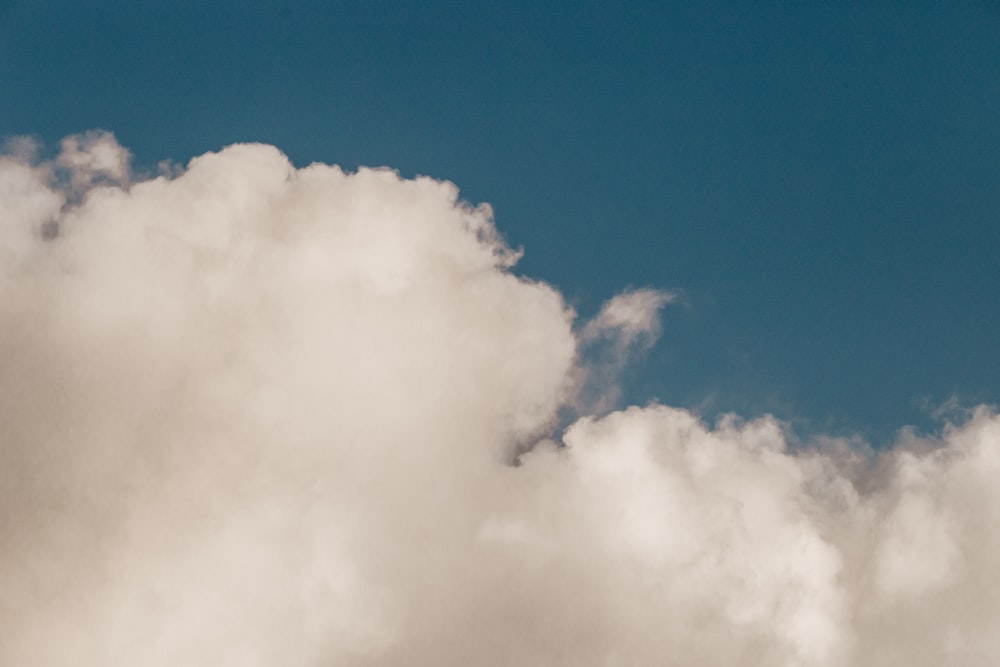 nuvole bianche e cielo blu durante il giorno