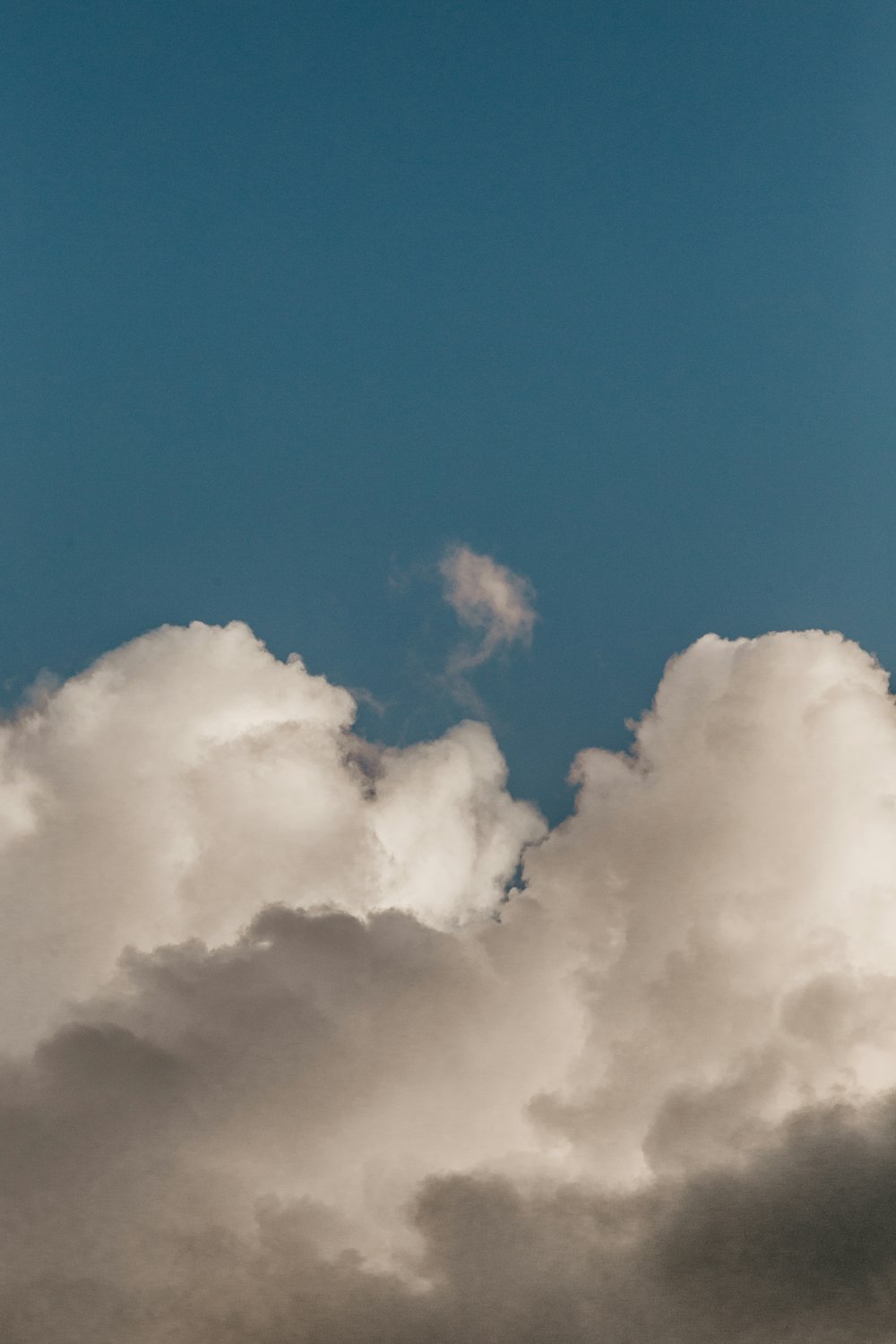 nuages blancs et ciel bleu pendant la journée