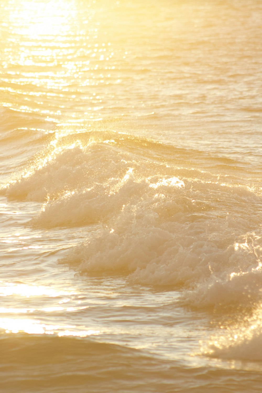 ocean waves during day time