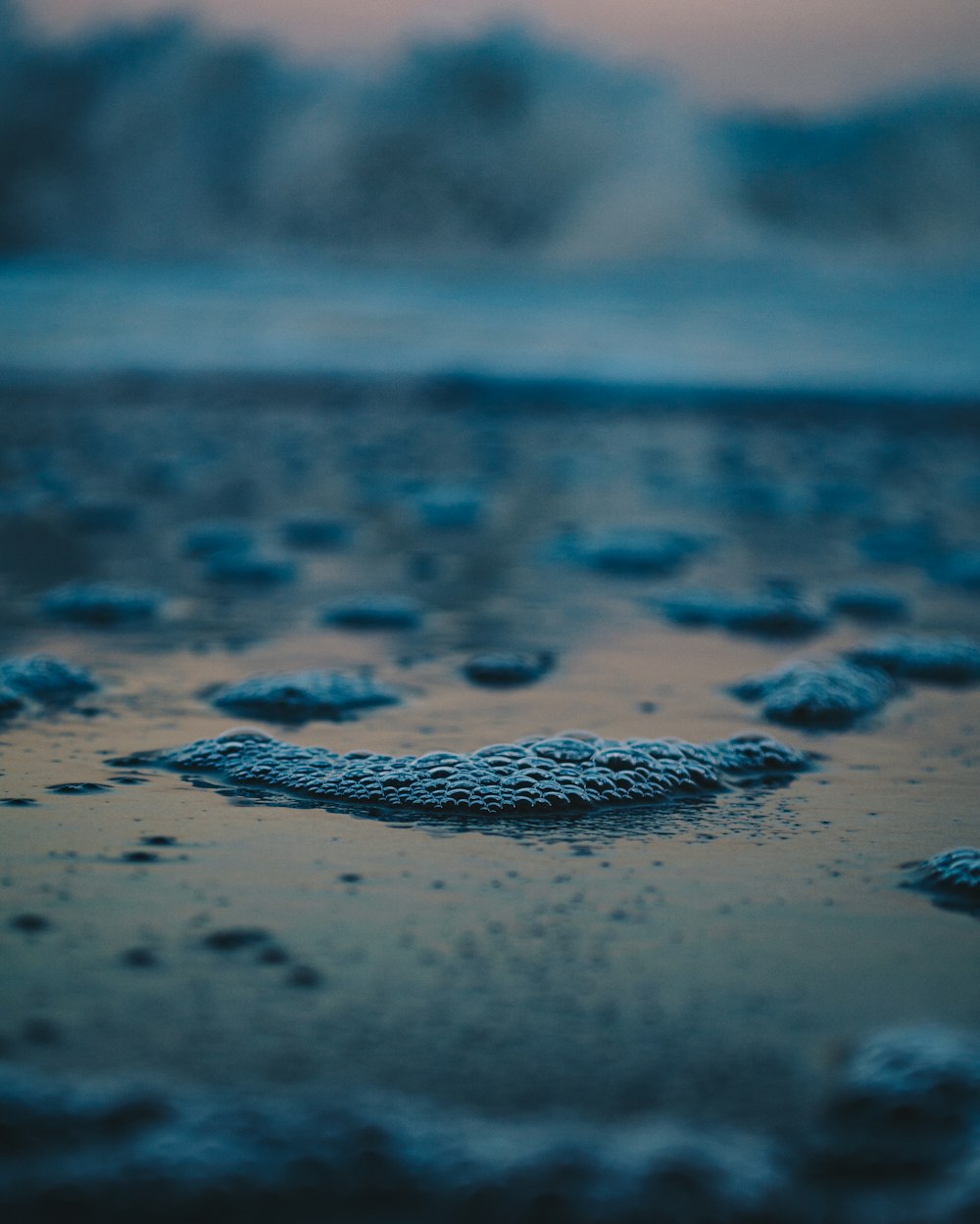 Wassertröpfchen auf braunem Sand