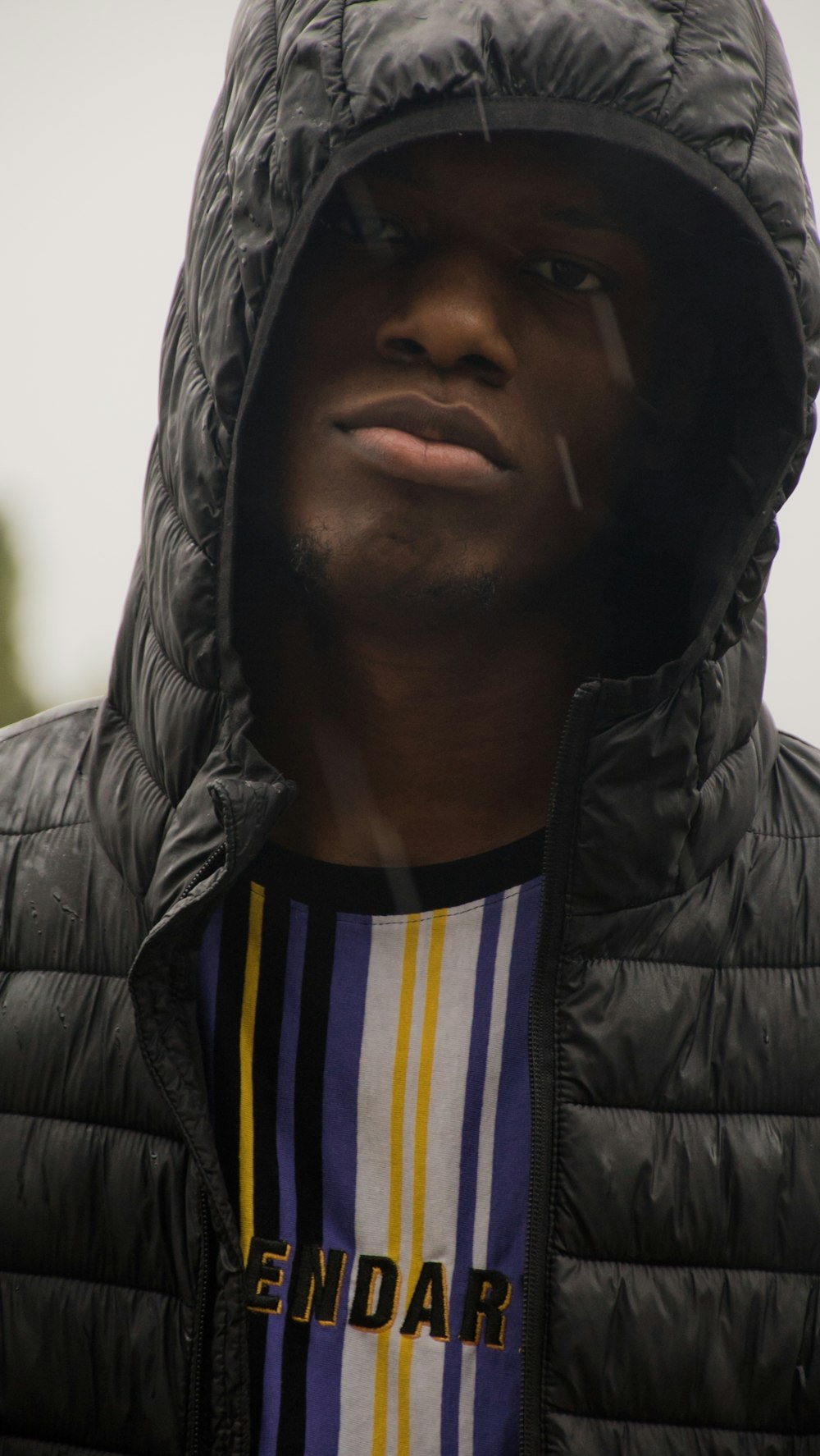 Foto de hombre con chaqueta negra y camisa azul a rayas blancas y negras –  Imagen gratuita Joven modelo masculino en Unsplash