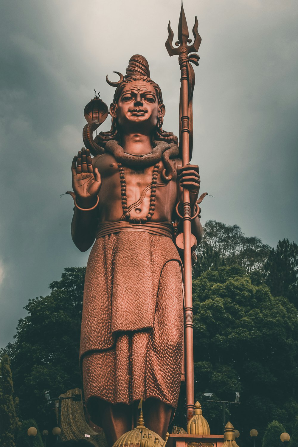 Statue de femme en robe orange et noire