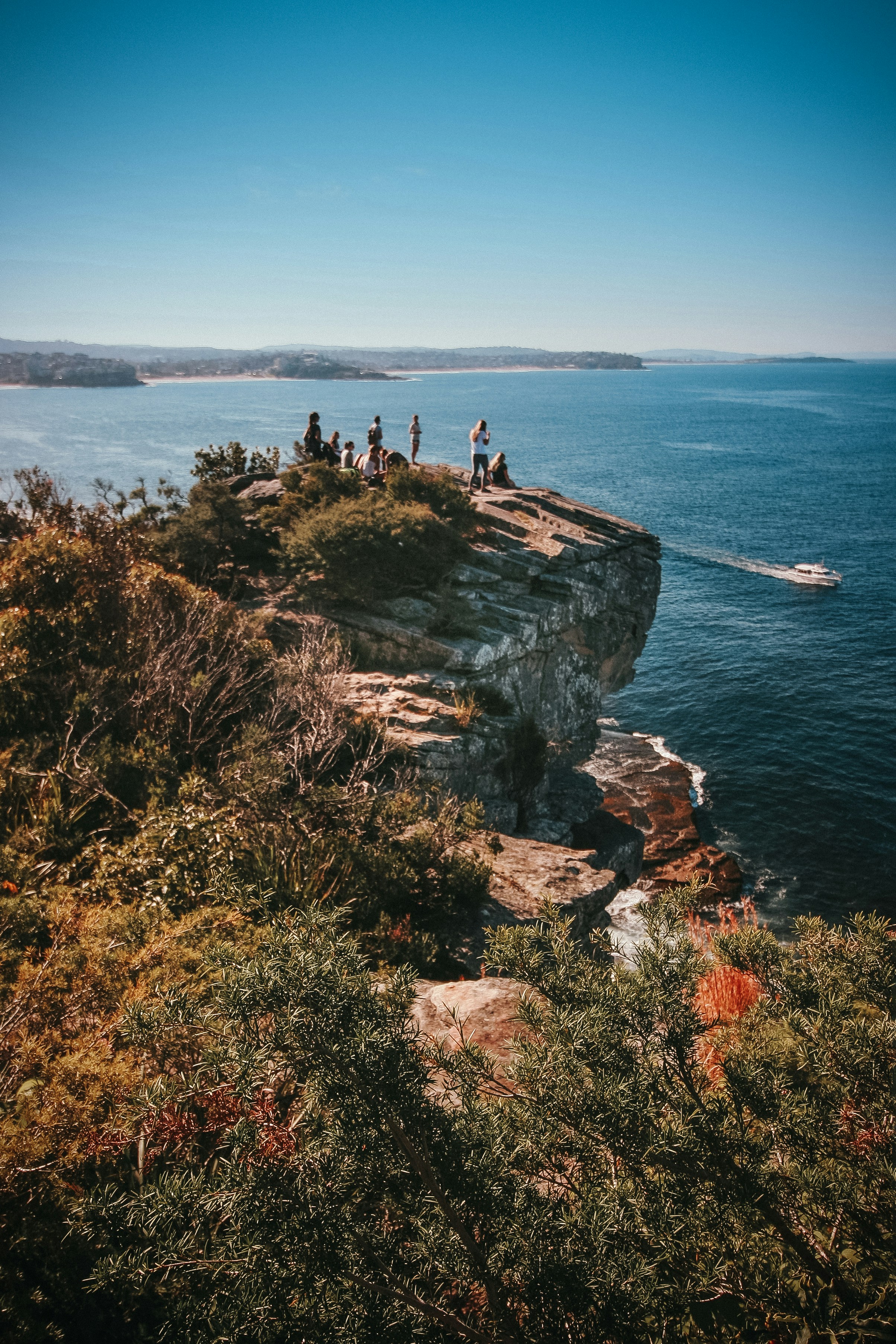 Foto De Personas De Pie En Un Acantilado Rocoso Cerca Del Cuerpo De Agua Durante El Dia Imagen Gratuita 自然 En Unsplash