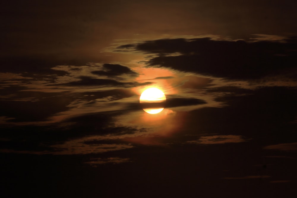 Soleil couchant sur les nuages