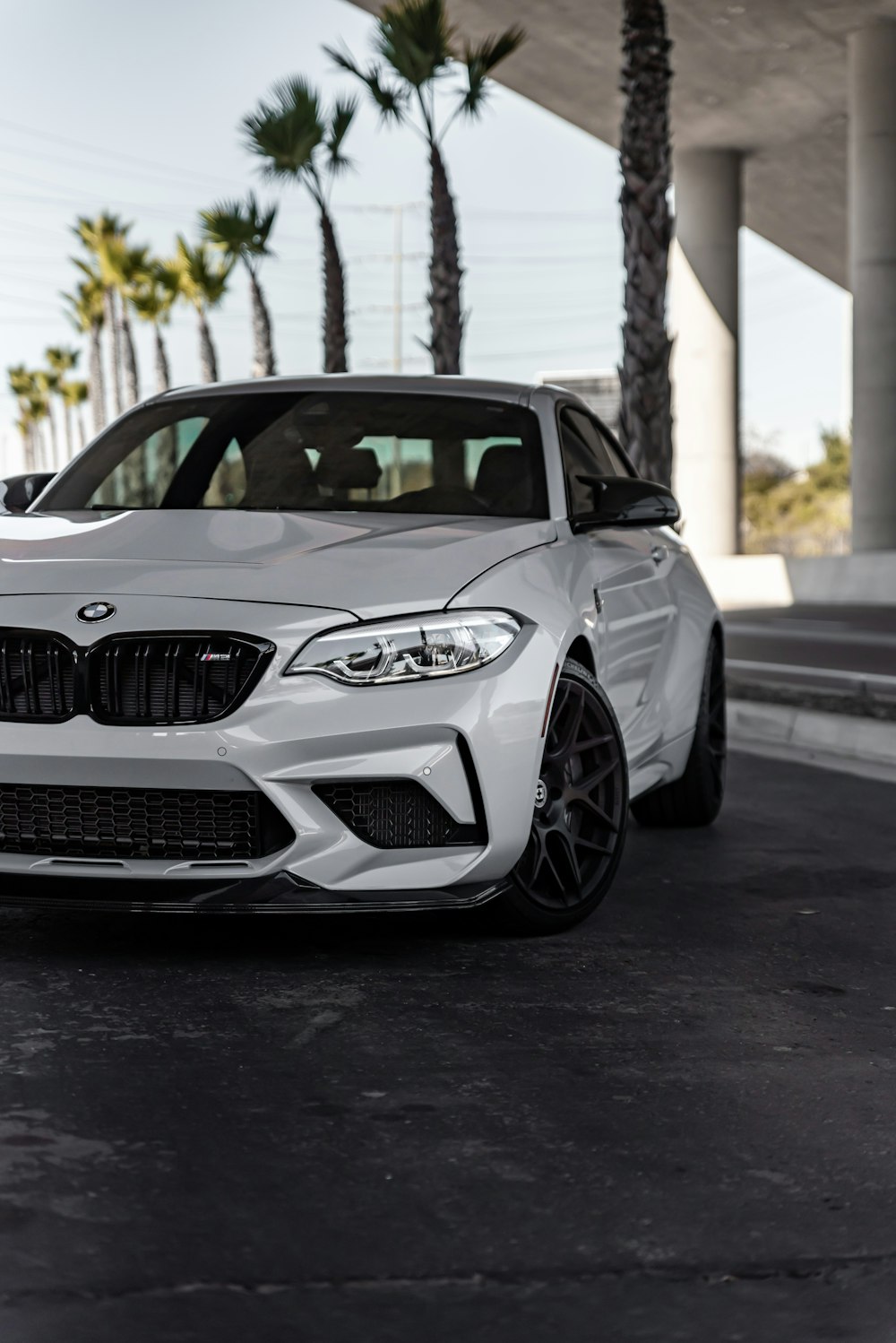 BMW M 3 coupé blanc garé dans la rue pendant la journée